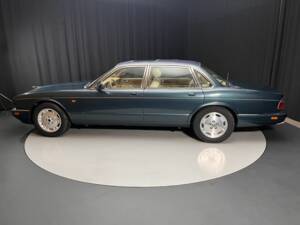 Image 5/8 of Jaguar XJ6 3.2 Sovereign (1995)
