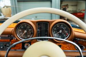 Image 32/57 de Mercedes-Benz 280 SE 3,5 (1971)
