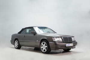 Image 4/33 of Mercedes-Benz 300 CE-24 (1992)
