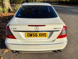 Image 23/47 of Mercedes-Benz E 63 AMG (2006)