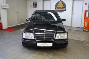 Image 7/36 of Mercedes-Benz E 320 (1995)