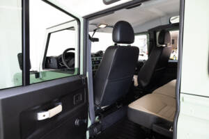 Image 21/36 of Land Rover Defender (2016)