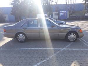 Image 6/7 of Mercedes-Benz 300 SE (1992)