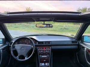 Image 16/24 of Mercedes-Benz E 320 T (1996)