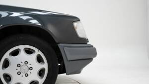 Image 12/15 of Mercedes-Benz E 220 (1994)