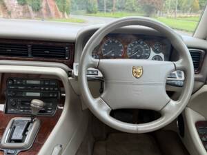 Image 19/31 of Jaguar XJ 6 4.0 Sovereign (1996)