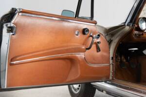 Bild 27/44 von Mercedes-Benz 220 SE b (1964)