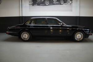 Image 3/47 of Jaguar XJ12 6.0 (1994)