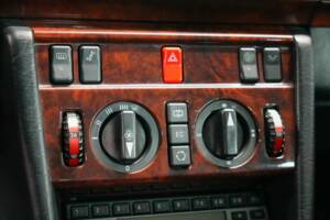 Image 22/32 of Mercedes-Benz 500 E (1992)