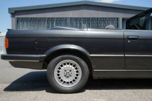 Image 13/19 de BMW 320i (1989)