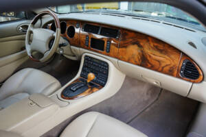Image 23/50 of Jaguar XKR (2001)