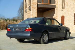 Afbeelding 7/50 van Mercedes-Benz 200 CE (1992)