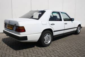 Image 2/10 of Mercedes-Benz 300 D (1985)