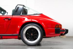 Image 24/31 of Porsche 911 Carrera 3.2 (1988)