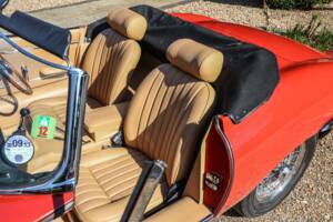 Image 37/41 de Jaguar E-Type (1968)