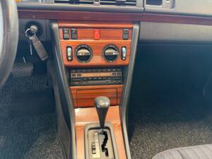 Image 12/21 of Mercedes-Benz 230 E (1992)