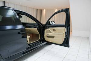 Image 12/24 of BMW 550i (2012)