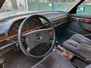 Image 15/30 of Mercedes-Benz 500 SEL (1985)