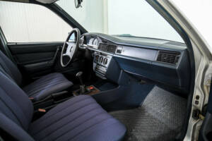 Image 11/50 of Mercedes-Benz 190 E (1986)
