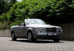 Image 2/69 of Mercedes-Benz E 320 (1994)