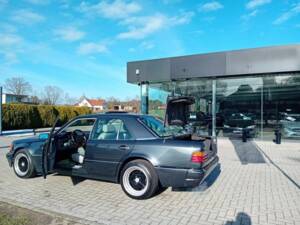 Image 4/8 of Mercedes-Benz 400 E (1991)