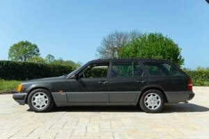 Immagine 4/44 di Mercedes-Benz 200 TE (1992)