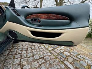 Image 38/44 of Aston Martin DB 7 Volante (1998)