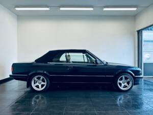 Image 6/29 de BMW 325i (1989)