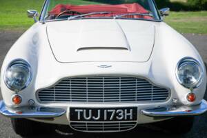 Image 26/38 of Aston Martin DB 6 Mk II Volante (1970)