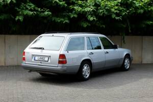 Imagen 8/75 de Mercedes-Benz E 280 T (1994)
