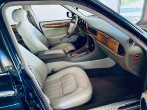 Image 4/15 de Jaguar XJ 8 Executive (1998)