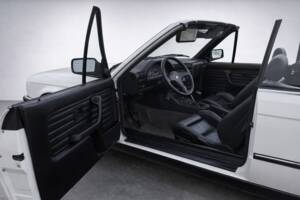 Image 8/29 of BMW 320i (1988)