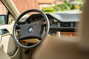 Afbeelding 33/63 van Mercedes-Benz 230 CE (1988)