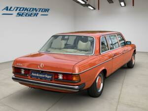 Immagine 7/60 di Mercedes-Benz 250 (1978)