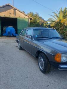 Bild 40/44 von Mercedes-Benz 240 D (1981)