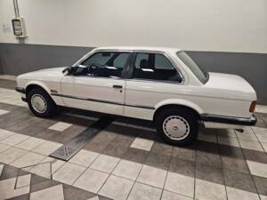 Image 5/12 of BMW 320i (1987)