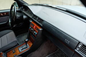 Imagen 24/75 de Mercedes-Benz E 280 T (1994)