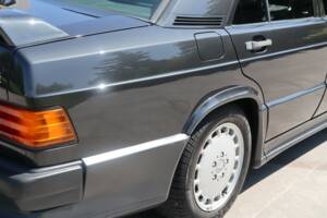 Immagine 49/50 di Mercedes-Benz 190 E 2.3-16 (1986)