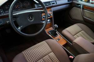 Bild 27/33 von Mercedes-Benz 230 E (1990)