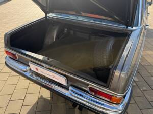 Image 12/32 of Mercedes-Benz 300 SEL 6.3 (1970)