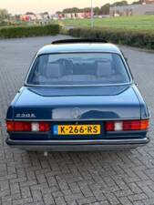 Image 5/8 of Mercedes-Benz 230 E (1984)