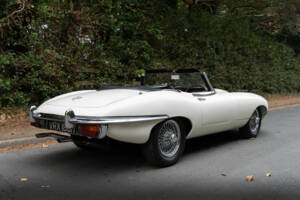 Image 6/17 of Jaguar E-Type (1969)