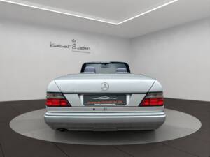 Image 5/21 de Mercedes-Benz E 200 (1995)