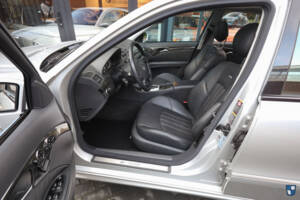 Image 10/84 of Mercedes-Benz E 55 AMG (2002)