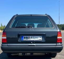 Bild 6/41 von Mercedes-Benz E 220 T (1995)