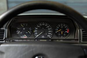 Image 12/23 de Mercedes-Benz 190 E 2.5-16 (1989)