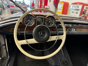 Image 10/18 of Mercedes-Benz 250 SE (1967)