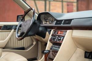 Image 47/83 de Mercedes-Benz E 220 (1996)