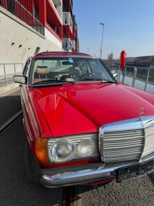 Image 16/65 of Mercedes-Benz 200 D (1982)