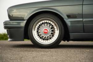 Image 46/50 of BMW 325i (1990)